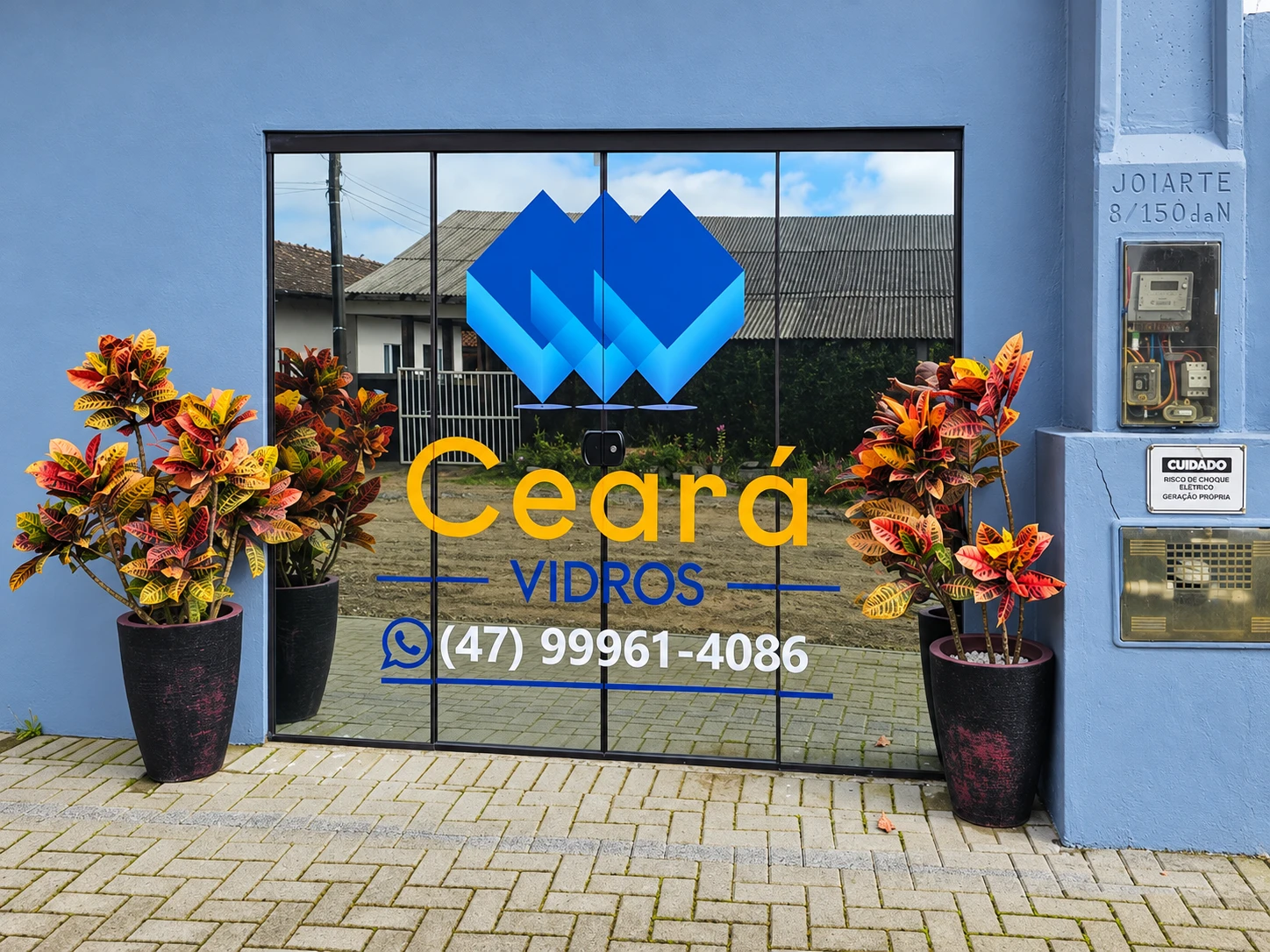 Fachada da Ceará Vidros com logo na entrada de vidro