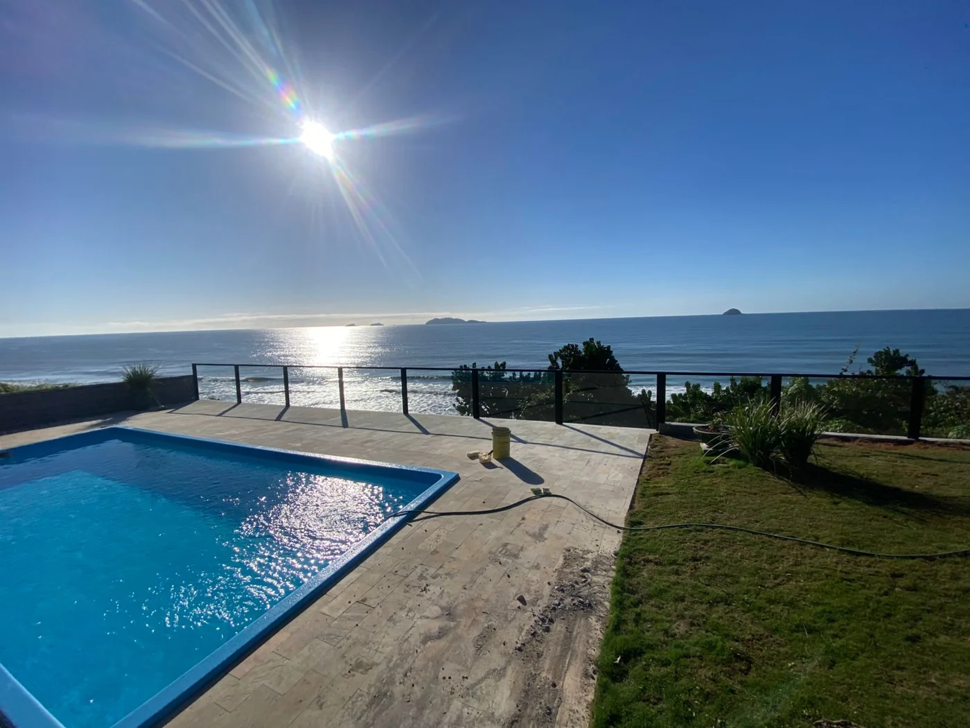 Guarda-corpo de vidro na área da piscina